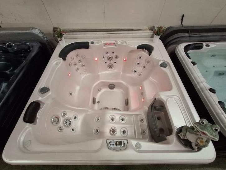 Island Spa spabad, 5 personer, med mange dyser