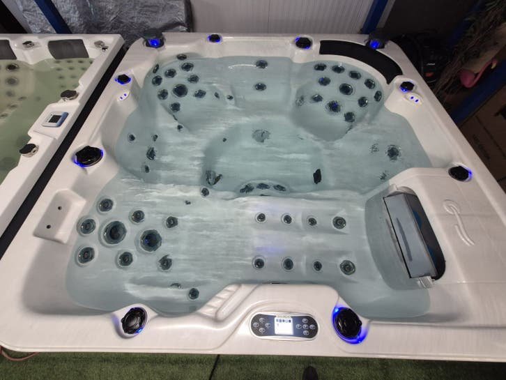 Balboa jakuzzi, 6 szemelyes, teljes felszereltseg
