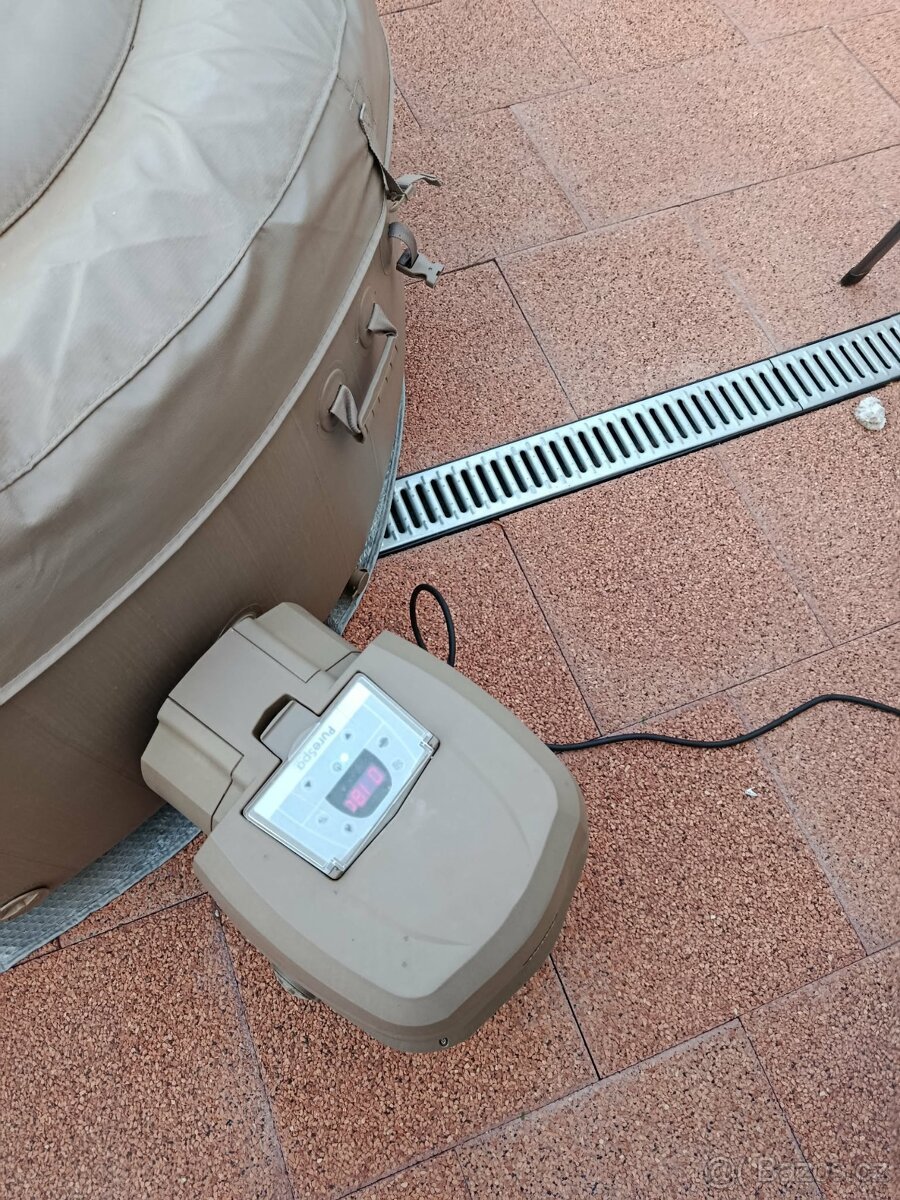 Intex jakuzzi, keveset használt, jó állapotban