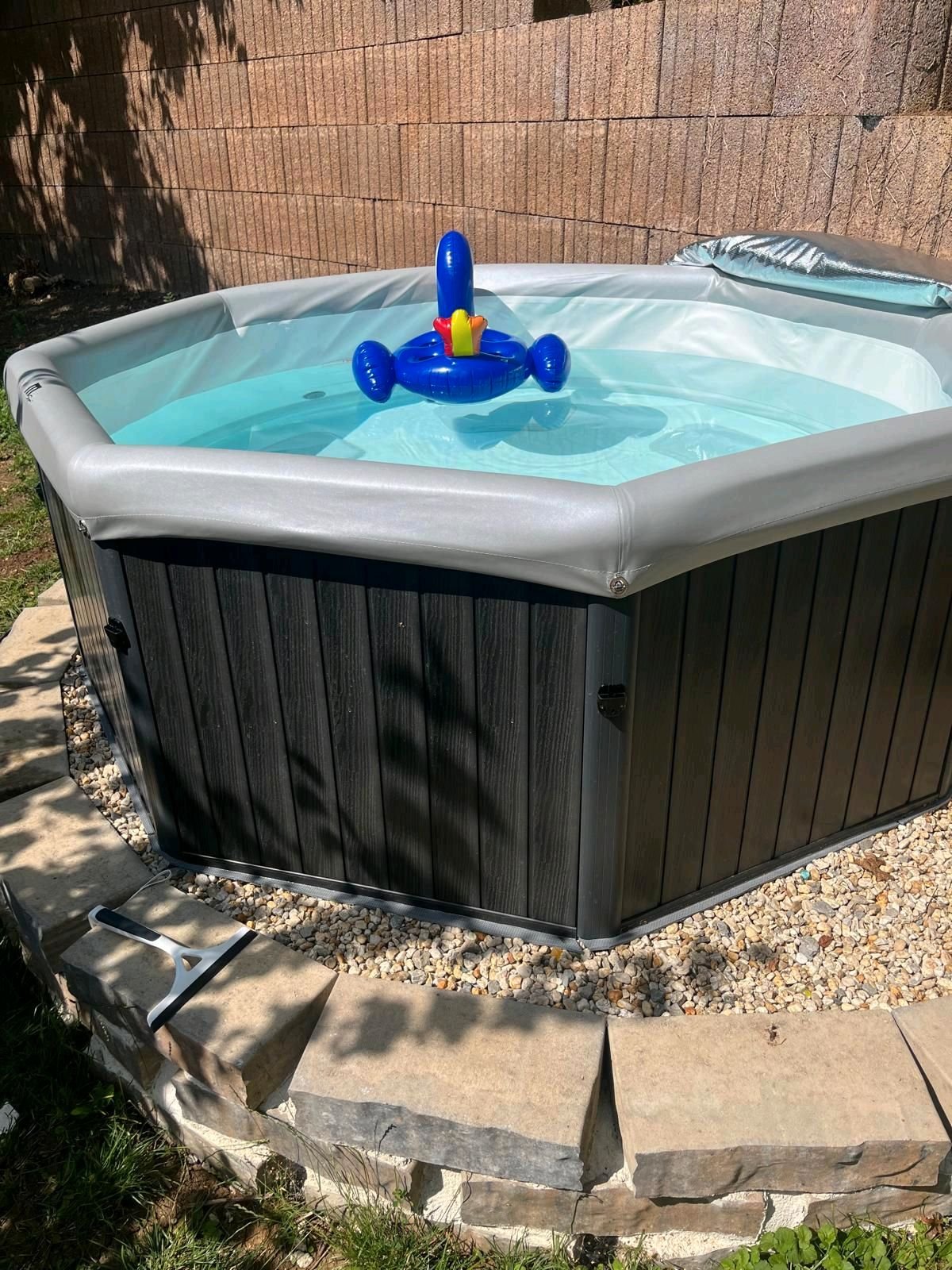 Outdoor-Whirlpool mit Verkleidung