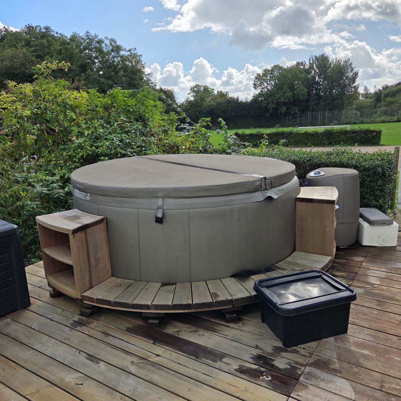 Jacuzzi de exterior Softub con revestimiento perimetral