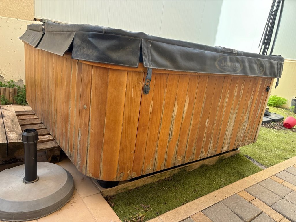 4 személyes jakuzzi fa burkolattal