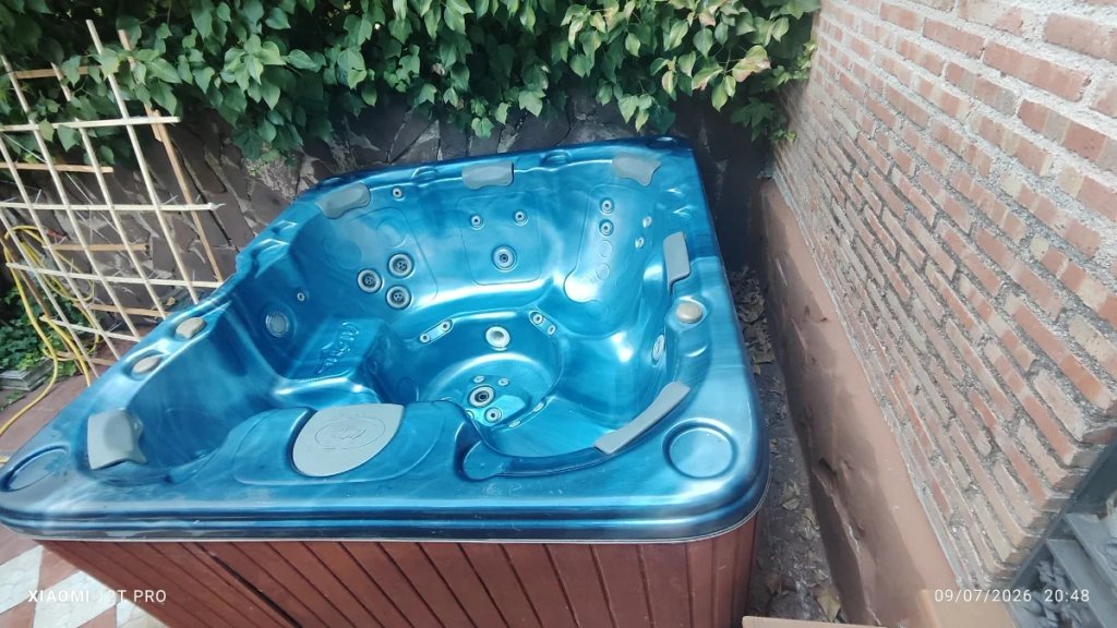 Kék akril jakuzzi fa burkolattal