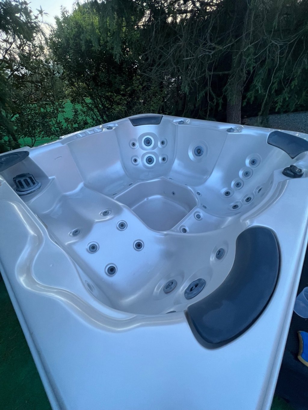 6 személyes kültéri jakuzzi fekvőhellyel