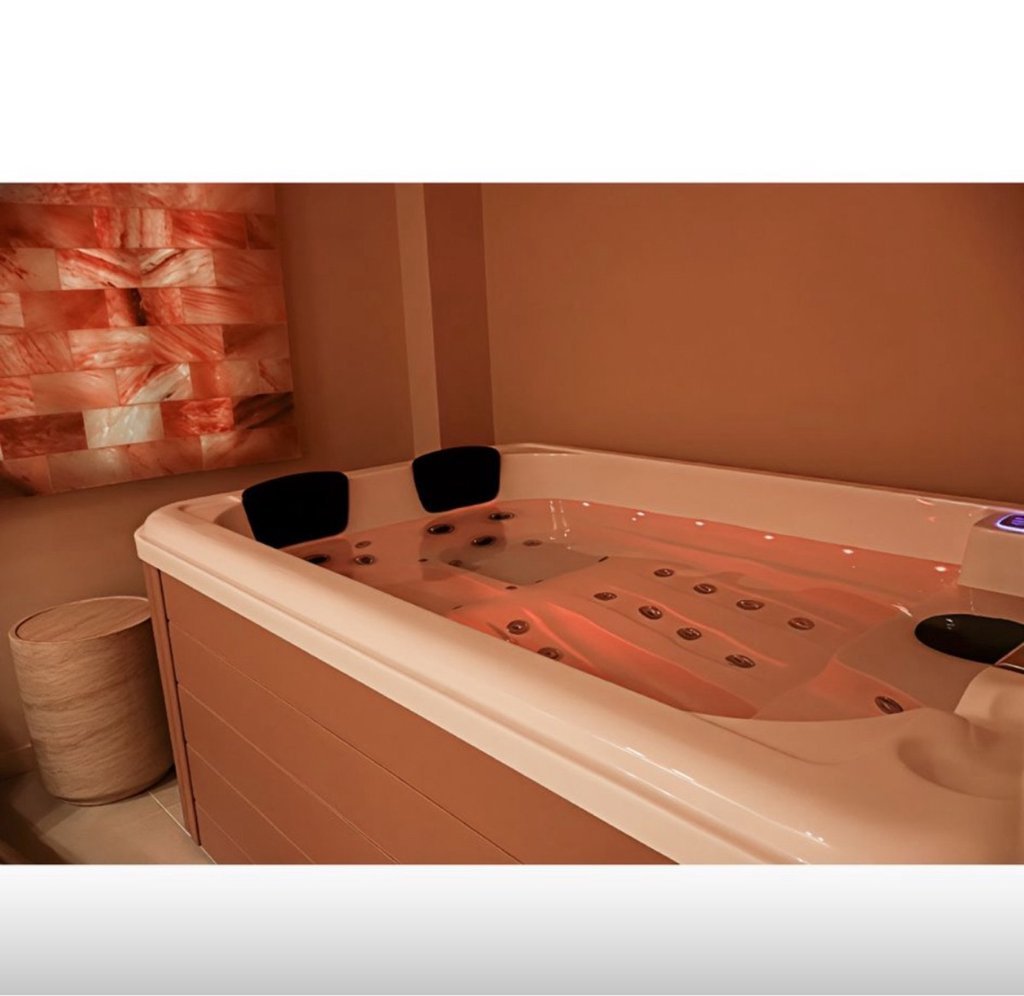 Kétszemélyes jakuzzi barna burkolattal