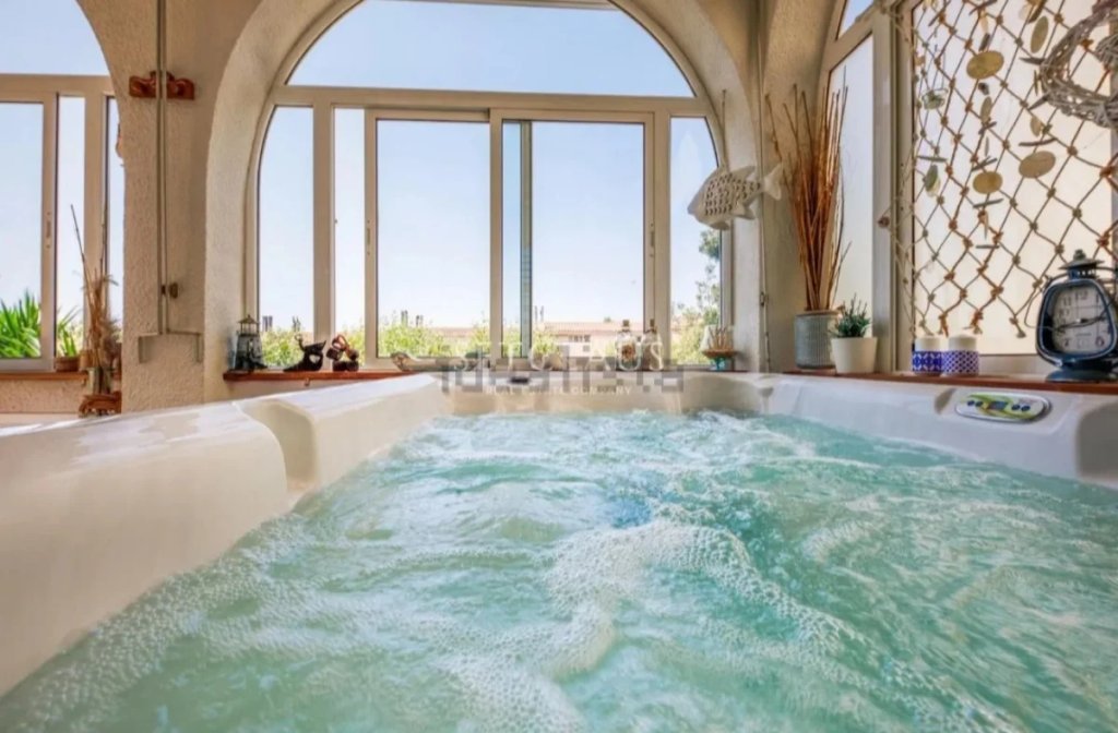GL330 Weekend hot tub, 2024, barely used