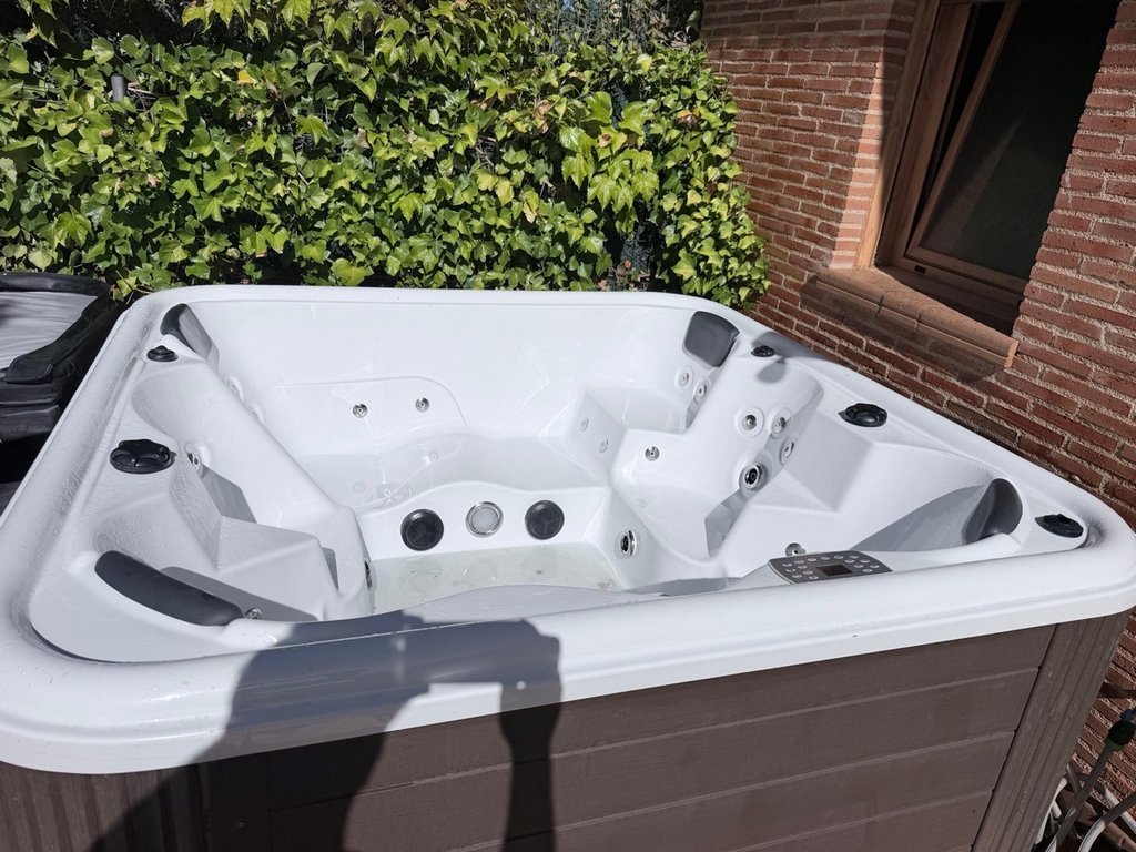 6 személyes jakuzzi wengé burkolattal