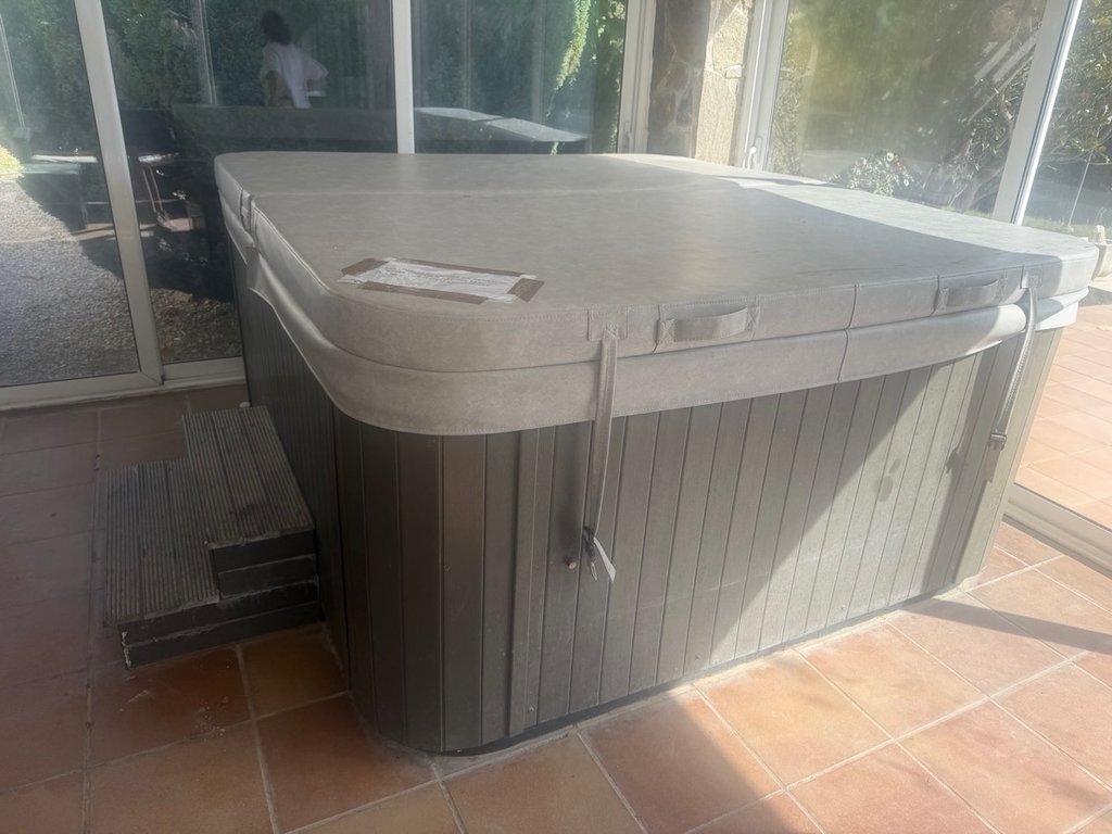 Kompakt jakuzzi takaróval és lépcsővel