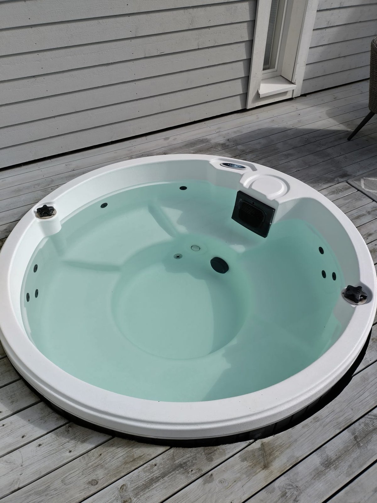 Jacuzzi redondo compacto Kalla con tecnología Balboa