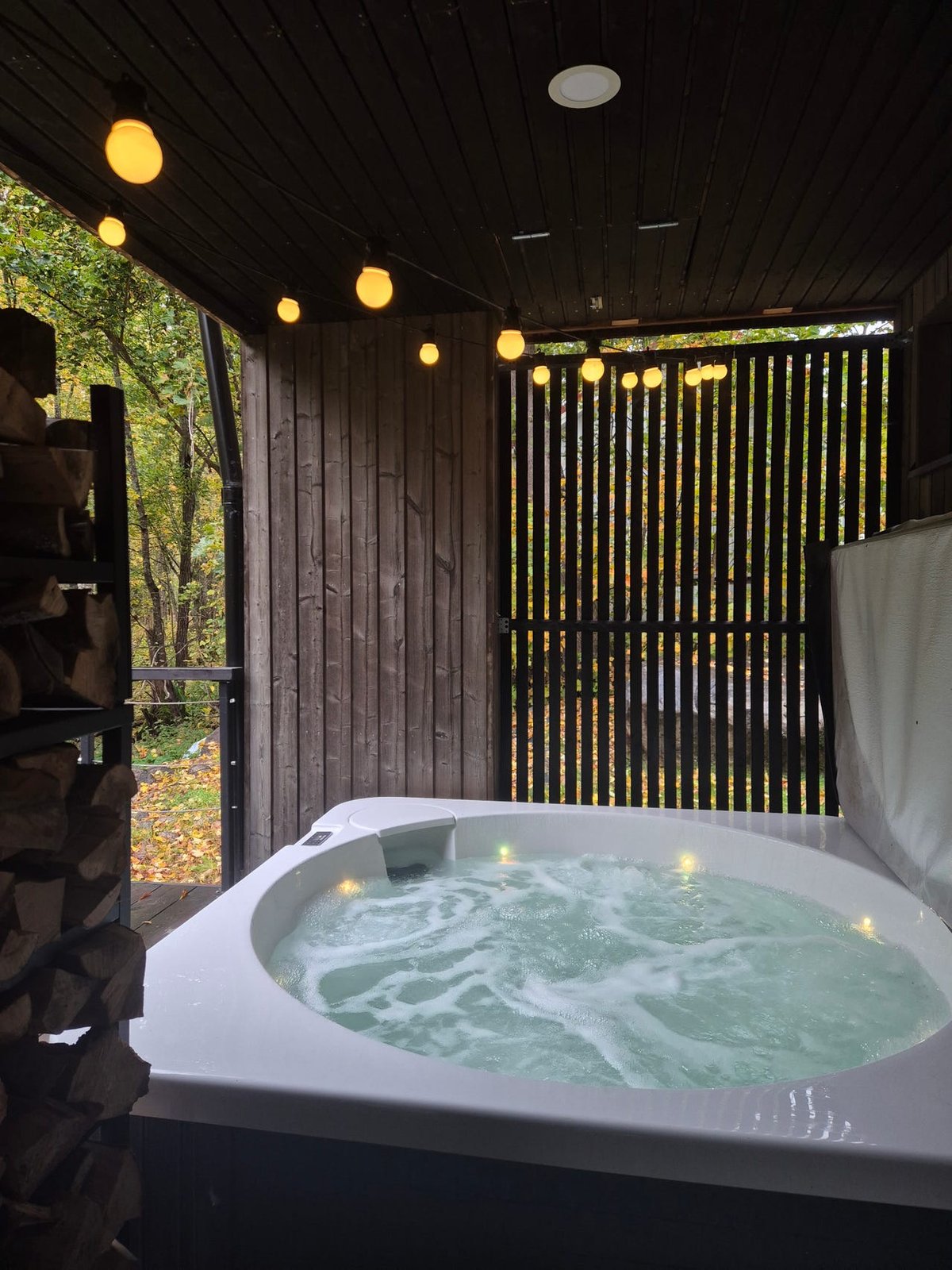 Jacuzzi de exterior Novitek Helmi, 4 personas