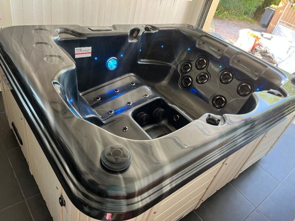 Aquazzi Iris spa, fekete marvany