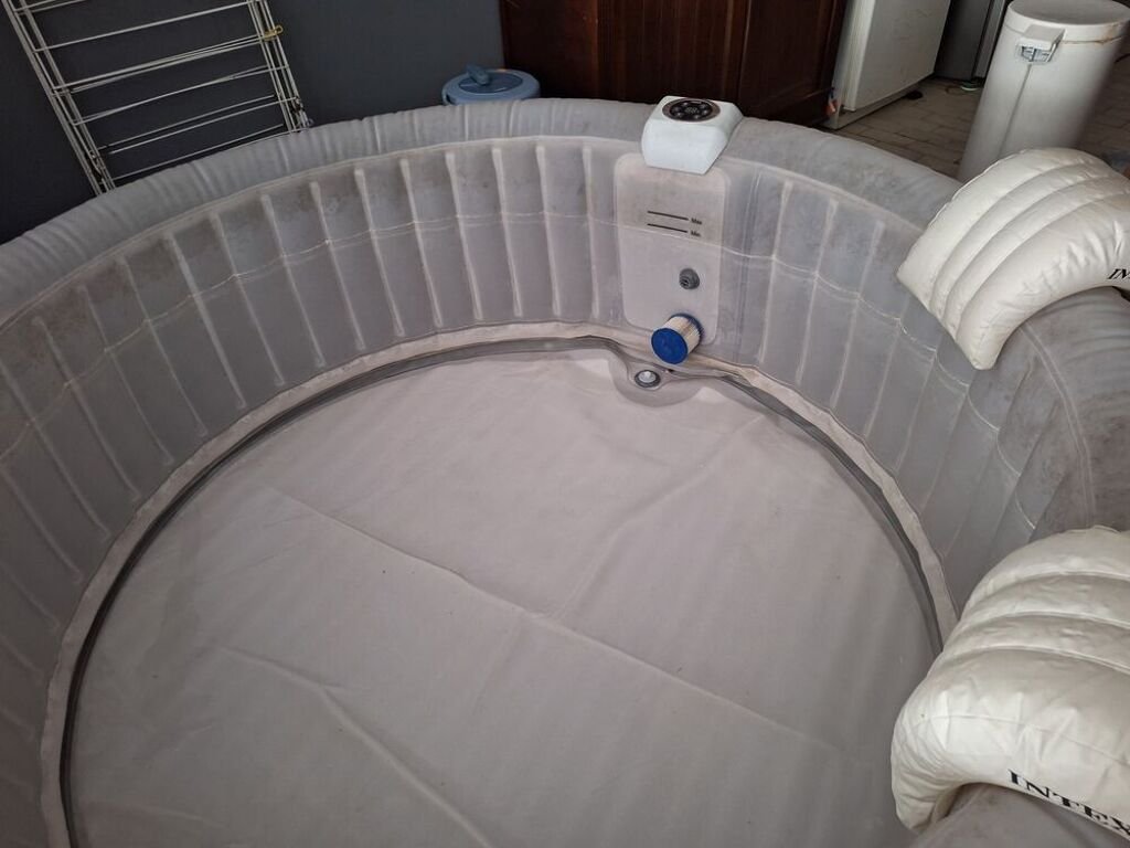 Jakuzzi elado (Le Lude)