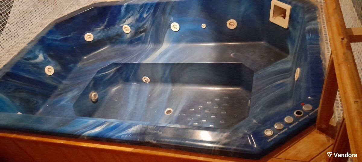 Akrilan jakuzzi 8 főre, újszerű