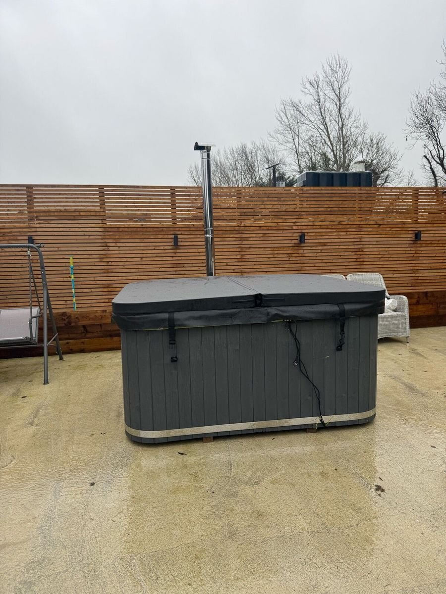 6-7-Personen-Outdoor-Badezuber mit 8 Massagedüsen