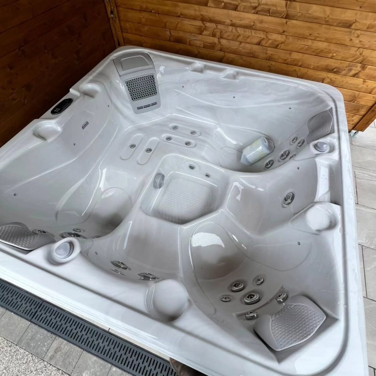 Új Vela Spa 5 Plus jakuzzi, két fekvőhellyel