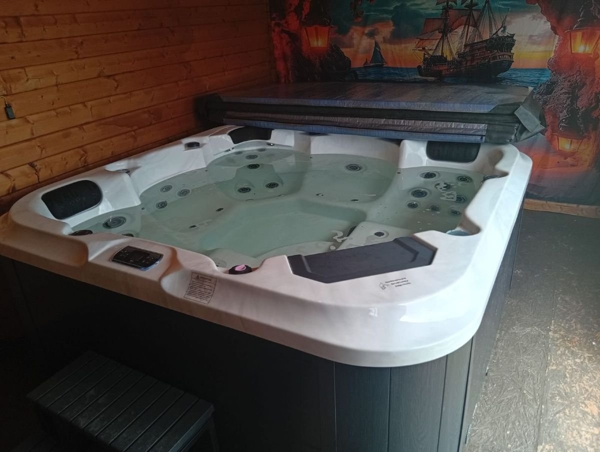 7 személyes jakuzzi, alig használt