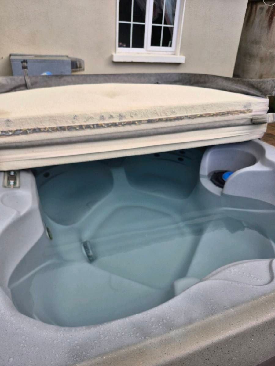4 személyes jakuzzi takaróval és lépcsővel