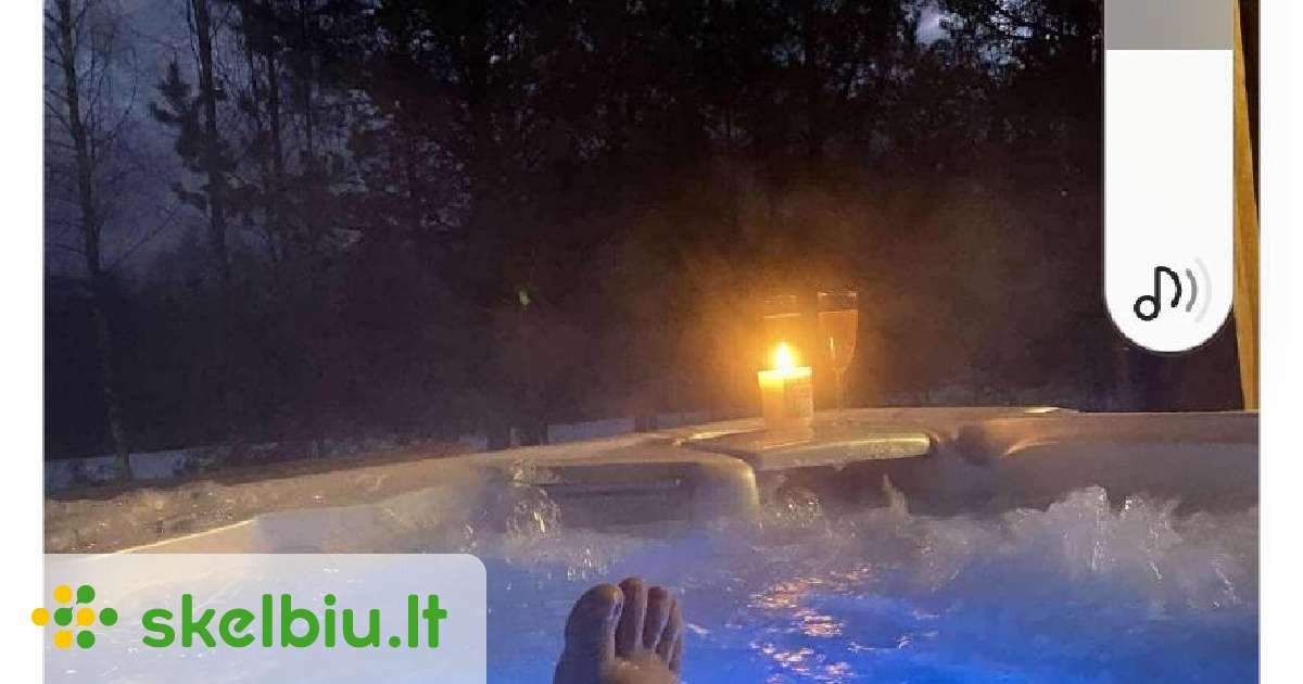 Hatszemélyes kültéri jakuzzi, működés közben megtekinthető