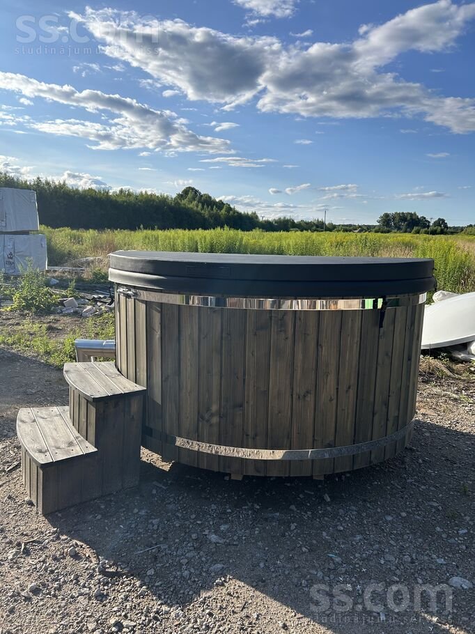 Rootpirtis badtunna med inbyggd kamin och hydromassage