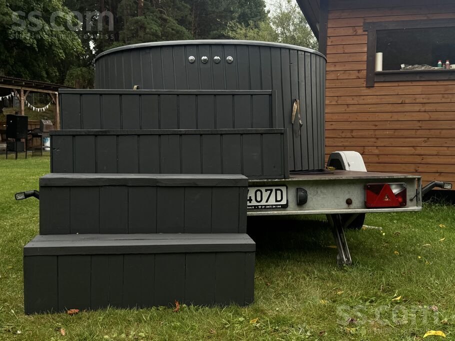 Badezuber auf Anhänger mit 11-Düsen-Hydromassage