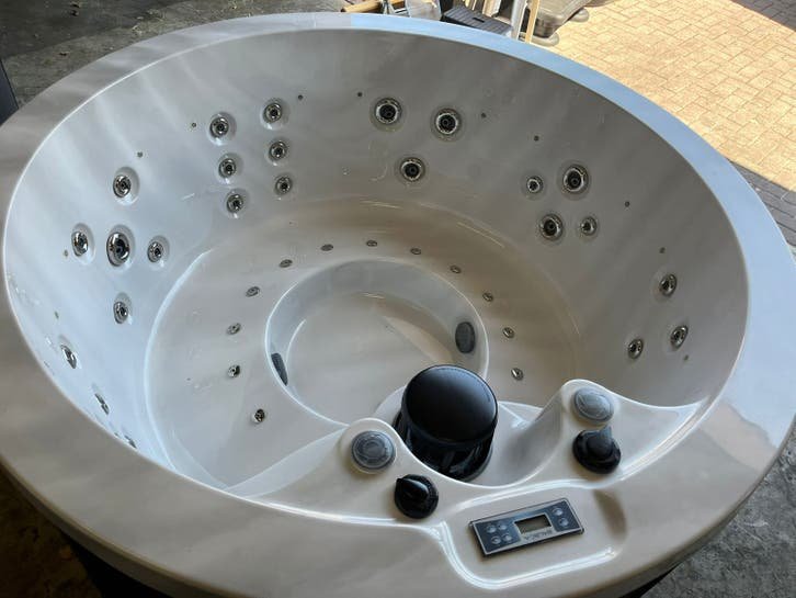 Devine Spa 6 szemelyes masszazsmedence