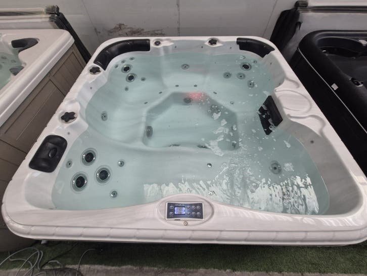 Balboa 5 szemelyes jakuzzi, eros masszazs-jetekkel