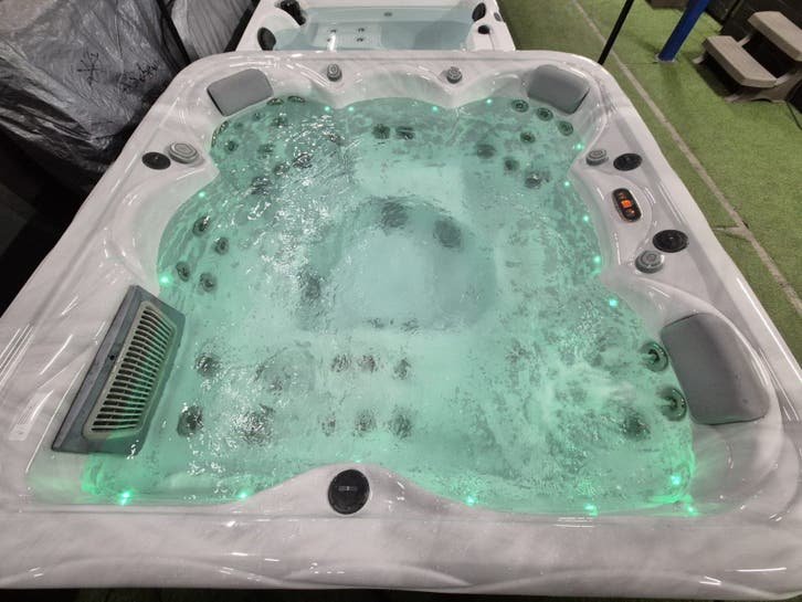 Wellis jakuzzi, akcios aron
