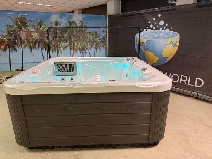 Wellis Pluto jakuzzi, 2 fekvohellyel, 230V
