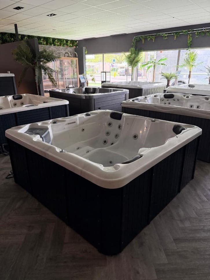200x200 cm jakuzzi, 5 szemelyes, 2 fekvohellyel