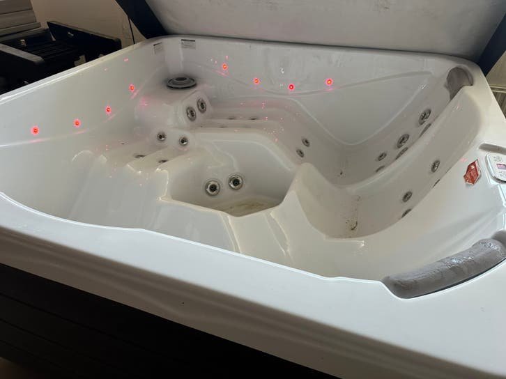 Wellis 5 szemelyes jakuzzi, 2 fekvohellyel