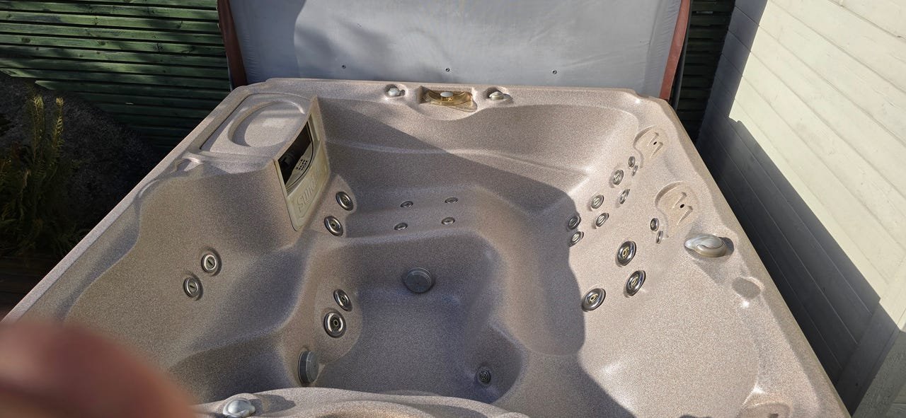 Sundance Hamilton jakuzzi, hibakóddal