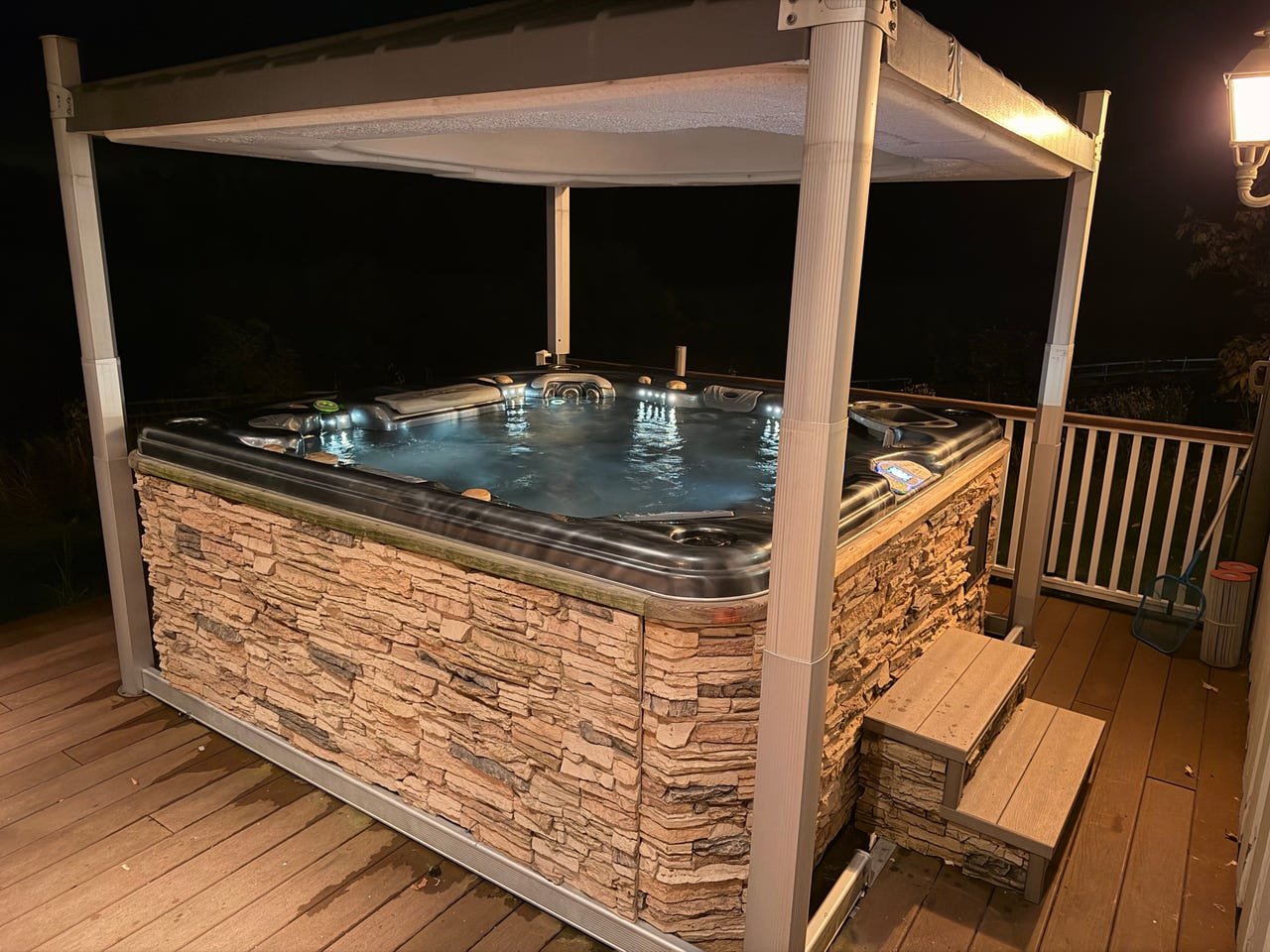 Duże jacuzzi Quality Spa z elektrycznym dachem