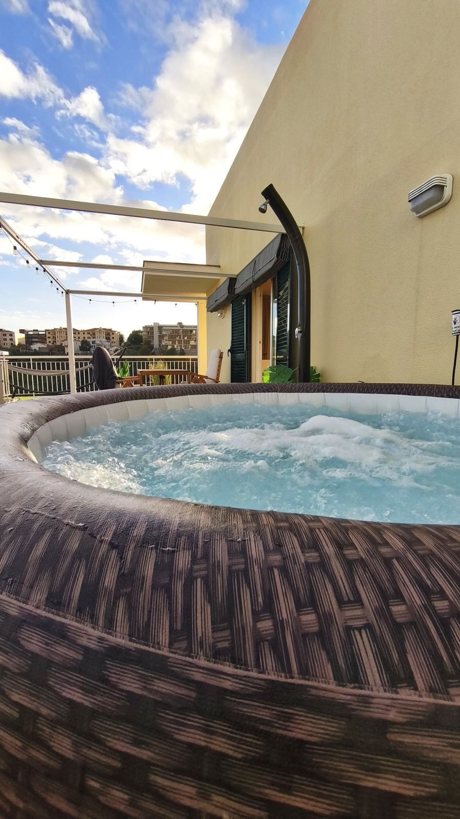 Lay-Z-Spa jakuzzi kültéri zuhannyal