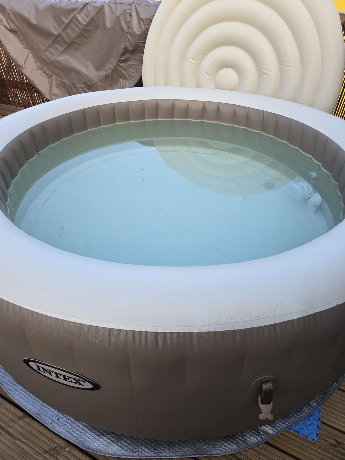 Dmuchane jacuzzi Intex z bąbelkami, 4-osobowe