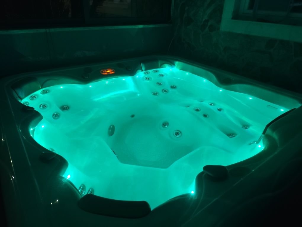 Jacuzzi de 6 personas con LED y Bluetooth