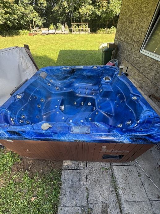 Jakuzzi vízeséssel és rádióval, 220 × 220 cm