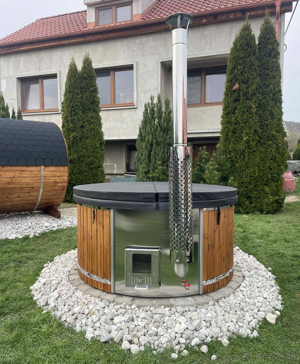 Holzbeheizter Whirlpool / Spa (HOT TUB)