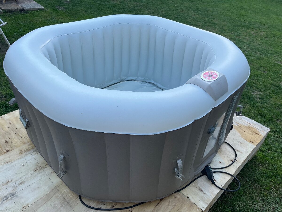 Quadratischer aufblasbarer Whirlpool, 4 Personen