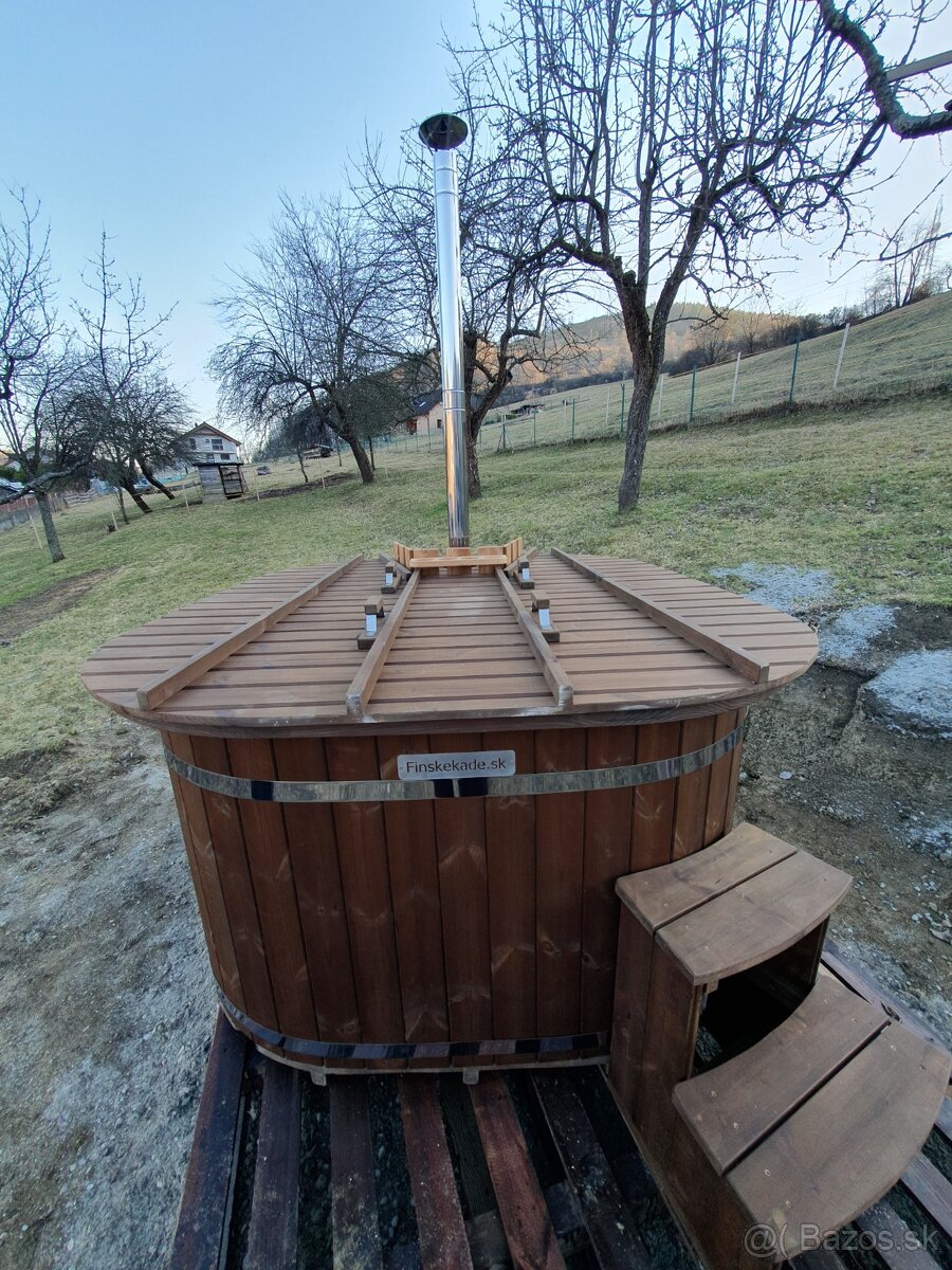 Eckiger finnischer Whirlpool mit Holzbefeuerung